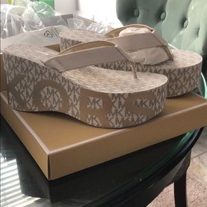 Michael kors benny flip flop Clearance